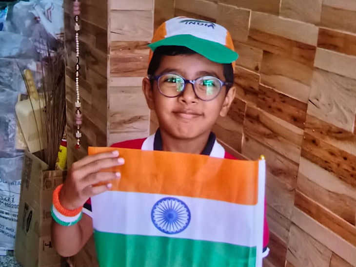 दादी और पापा से यह कहते हुए घर से निकला कि मैं डांडिया खेलने जा रहा हूं...।