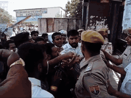 इजीनियरिंग कॉलेज में प्रदर्शन के दौरान पुलिस से उलझते यूथ कांग्रेस कार्यकर्ता।