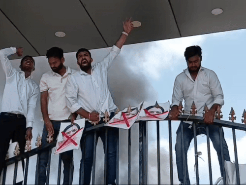 गेट पर चढ़कर नारेबाजी की गई। सूचना मिलने पर आदर्श नगर थाना पुलिस मौके पर पहुंची इस बीच कार्यकर्ताओं और पुलिस के बीच धक्का मुक्की भी हुई।