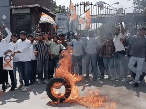 यूथ कांग्रेस ने कॉलेज प्रशासन पर भ्रष्टाचार और छात्राओं की सुरक्षा पर लापरवाही करने का आरोप लगाया है।