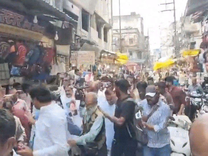 दिग्विजय सिंह को शीतला माता बाजार जाने से रोका तो वे पैदल चलकर सराफा थाने पहुंचे।