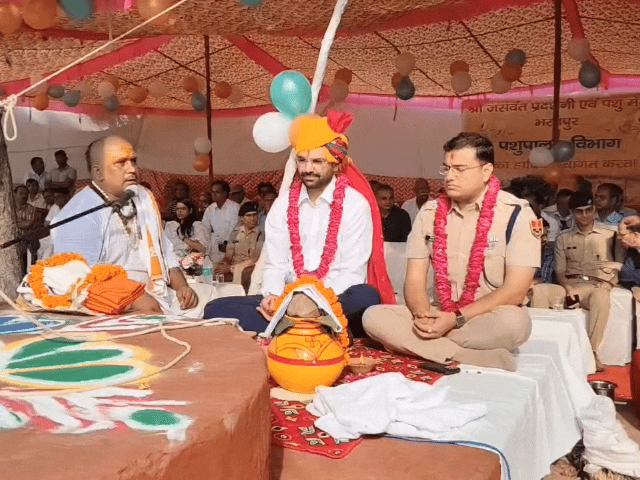 जसवंत प्रदर्शनी की शुरुआत के लिए कलेक्टर और एसपी ने पूरे विधि विधान के साथ कि पूजा अर्चना।