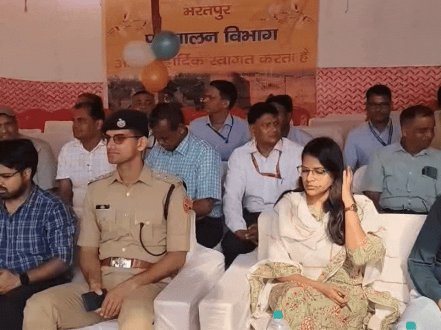 प्रशासन के अधिकारी और व्यापारी रहे जसवंत प्रदर्शनी के शुभारंभ के कार्यक्रम में मौजूद।