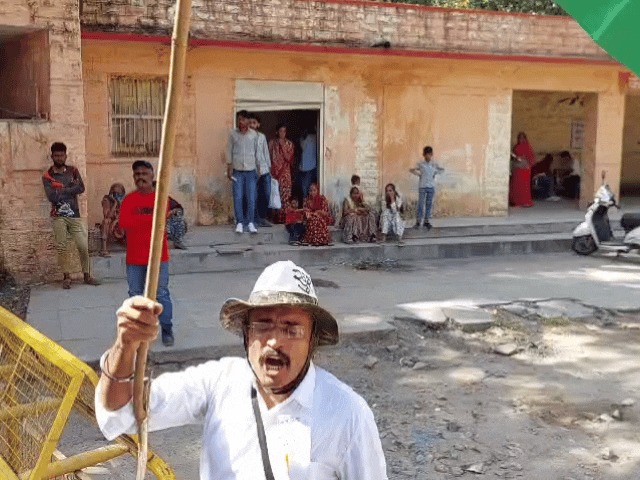Vijaypal shouting slogans outside Jodhpur Central Jail. On Saturday morning, he reached Jodhpur from Churu.