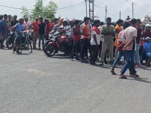 फायरिंग के बाद लोगों ने नेशनल हाई-वे जाम कर दिया है।