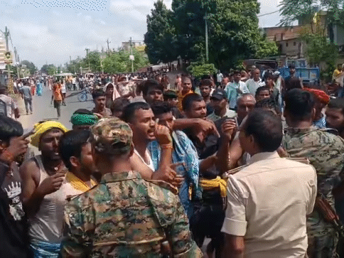 पुलिस के साथ भी लोगों ने धक्का-मुक्की की है।