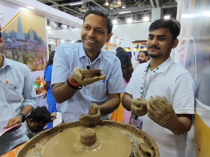 ट्रेड में मिट्टी से कलाकृति का निर्माण करते हुए