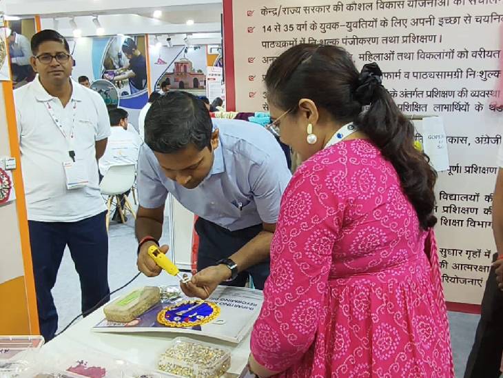 ट्रेड में पहुंच रहे आगंतुक जिनको कला की बारीकी समझाते प्रतिनिधि