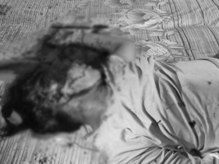 महिला का बिस्तर पर खून से सना शव मिला थी। सिर से बहुत ज्यादा खून बह गया था।