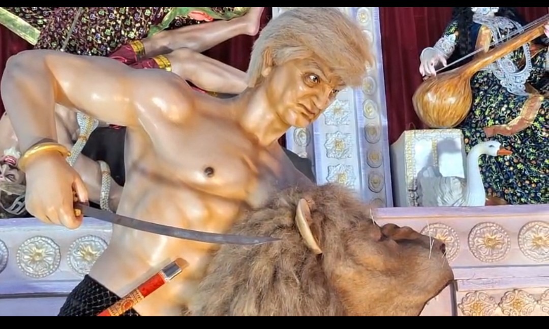 बंगालमध्ये दुर्गा पूजा पंडालमध्ये ट्रम्प महिषासुराच्या रूपात: पूजा समितीने म्हटले- डोनाल्ड ट्रम्प यांनी PM मोदींचा विश्वासघात केला, म्हणून ते एक राक्षस