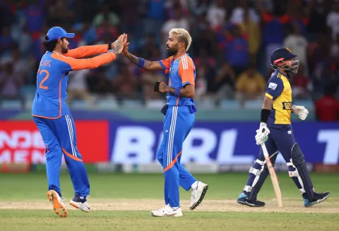 हार्दिक ने श्रीलंका के खिलाफ एक ओवर किया और कुसल मेंडिस का विकेट लिया।