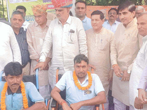 UDH मंत्री झाबर सिंह खरा ने नगर परिषद में शहरी सेवा कैंप में ट्राई साइकिल की वितरित