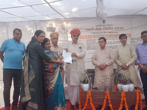 UDH मंत्री झाबर सिंह खरा ने नगर परिषद में किए पट्टे वितरित