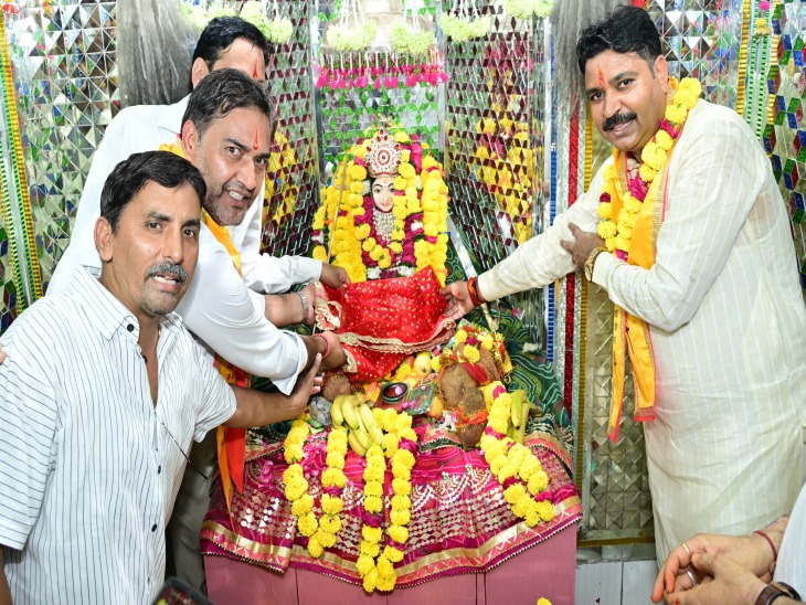 जूली व समर्थक माता को चुन्नी चढ़ाते हुए।