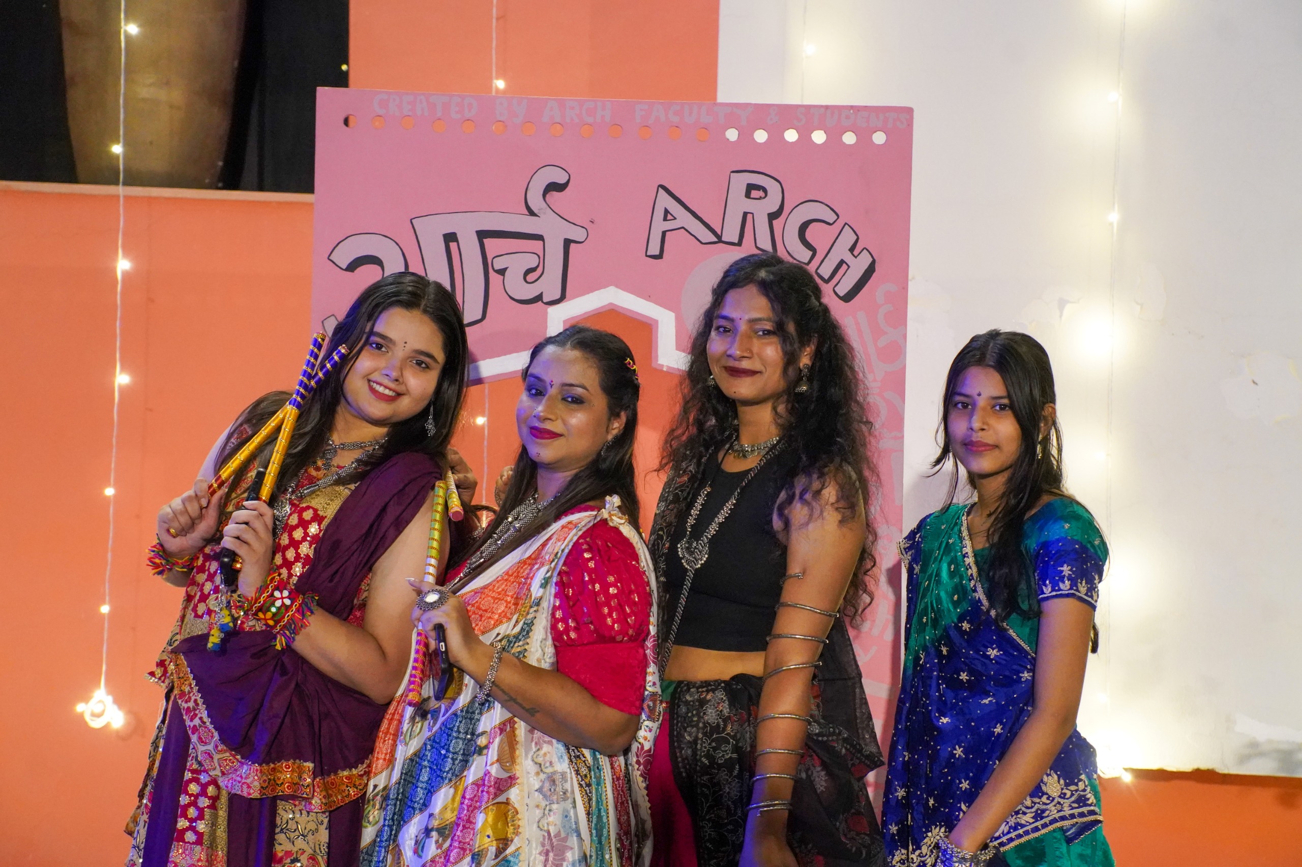 कार्यक्रम की शुरुआत ढोल और डीजे की थाप के साथ हुई।