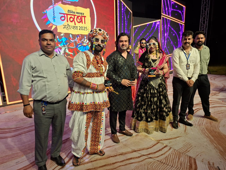 स्टेज पर बेस्ट कपल को पुरस्कार वितरित करते अतिथि