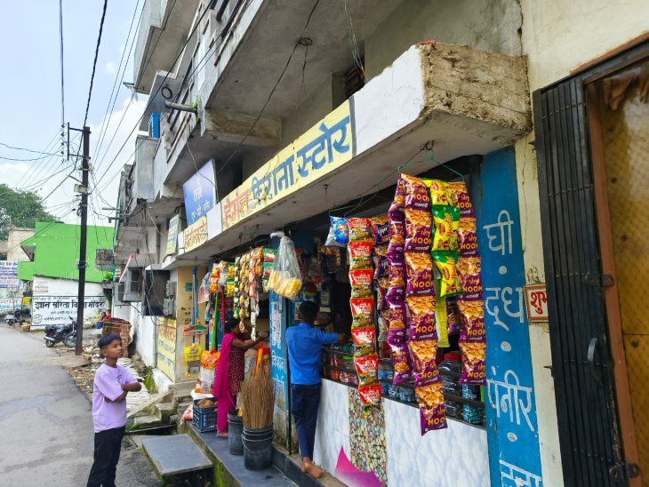 मकान मालिक हेमंत देवांगन घर में ही किराने की दुकान चलाता है।