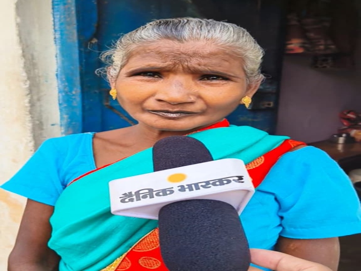 पड़ोसी महिला ने बताया कि वह रविवार को भी घर पर नहीं रहते थे। कमरे के भीतर से फोन में बात करने की बस आवाज आती थी।