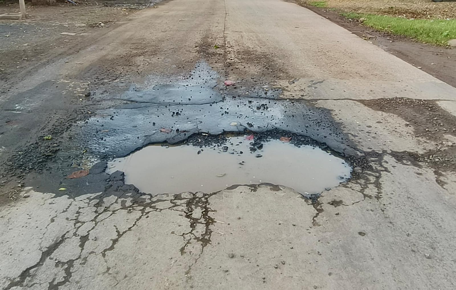 रोड पर बीच-बीच में इस तरह से बड़े गड्ढे हो गए है। गिट्टी बाहर निकल आई है।