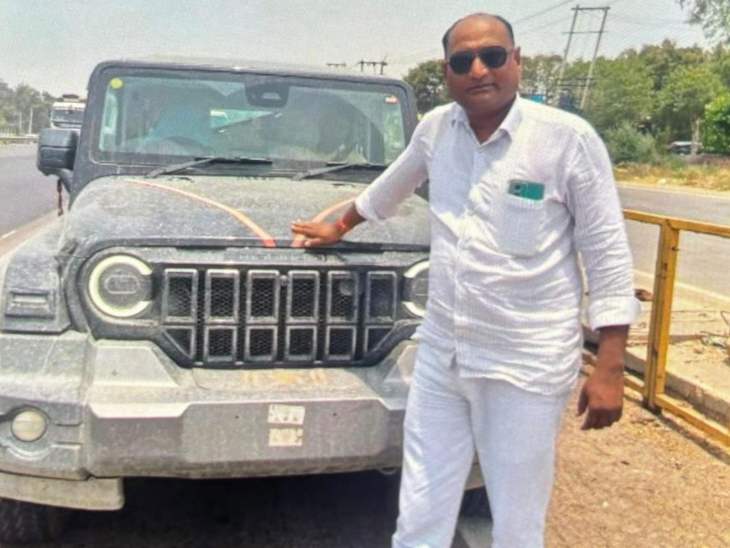 कैथवाड़ा थाने में तैनात सिपाही धारा सिंह थार गाड़ी के साथ नजर आ रहा है।