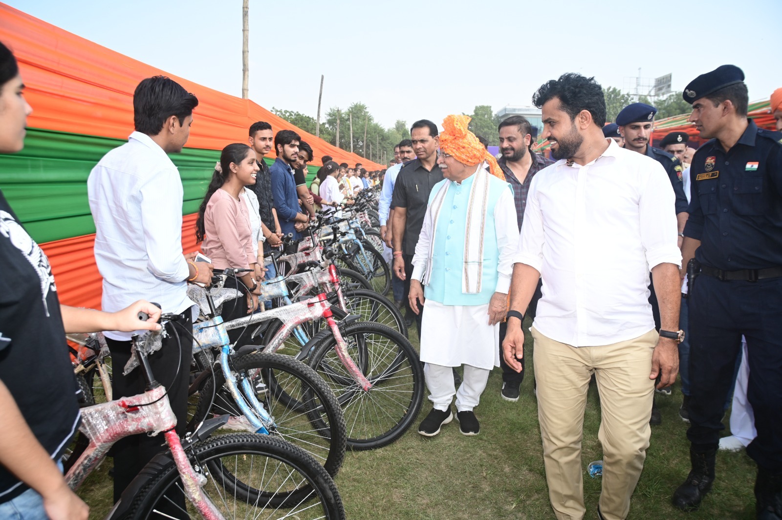 Minister Manohar Lal Khattar and MLA Devendra Kadian meet the students honored with Cycle Award.