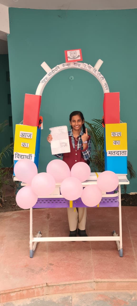 वोटिंग प्रक्रिया के दौरान छात्राएं खुश नजर आईं।