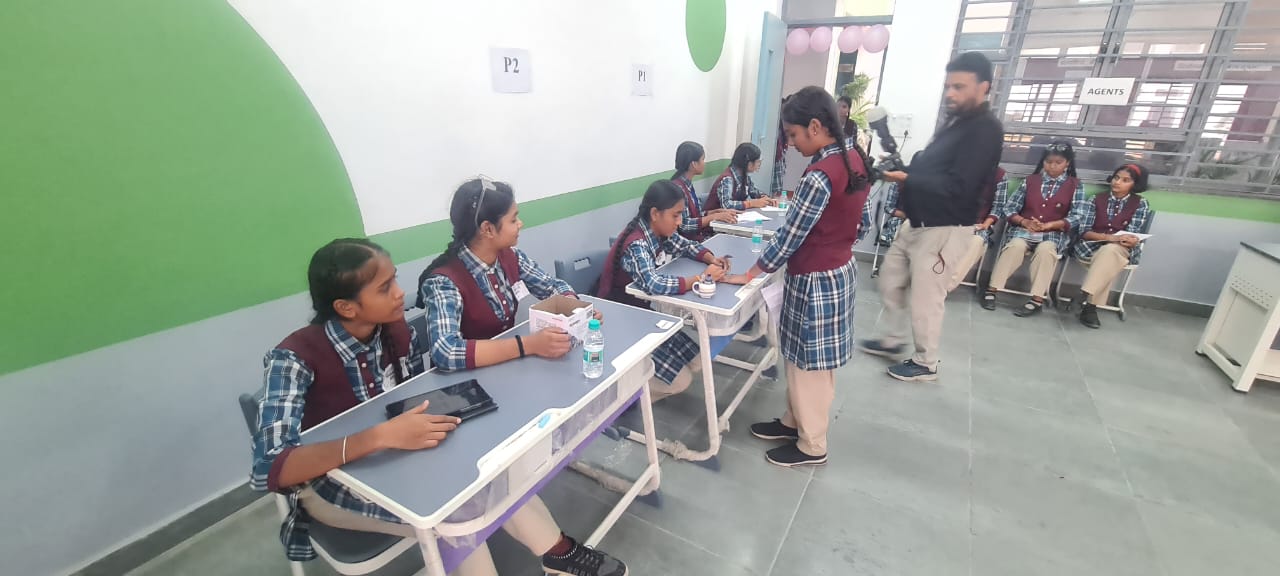 वोटिंग टीम भी पूरी तरह से सजग रही। स्याही का किया गया।