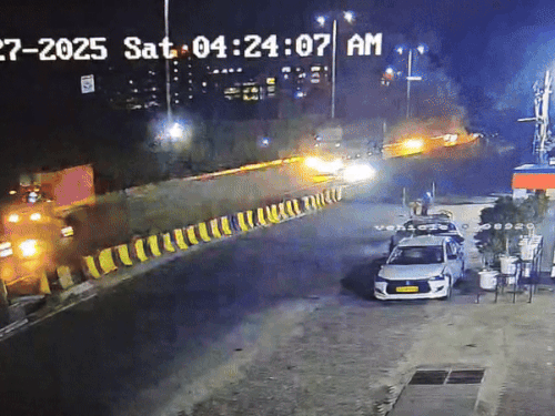 हाईवे से तेज रफ्तार में गुजरती कार। - Dainik Bhaskar