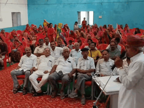 शहरवासियों को संबोधित करते हुए सांसद।