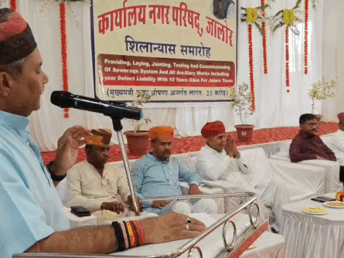 शिलान्यास कार्यक्रम में संबोधित करते हुए मुख्य सचेतक व भाजपा पदाधिकारी।