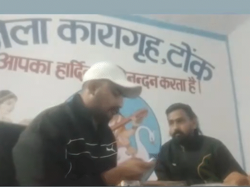 बदमाश ने वीडियो में किसी को कॉल लगाया और उससे बात भी की।