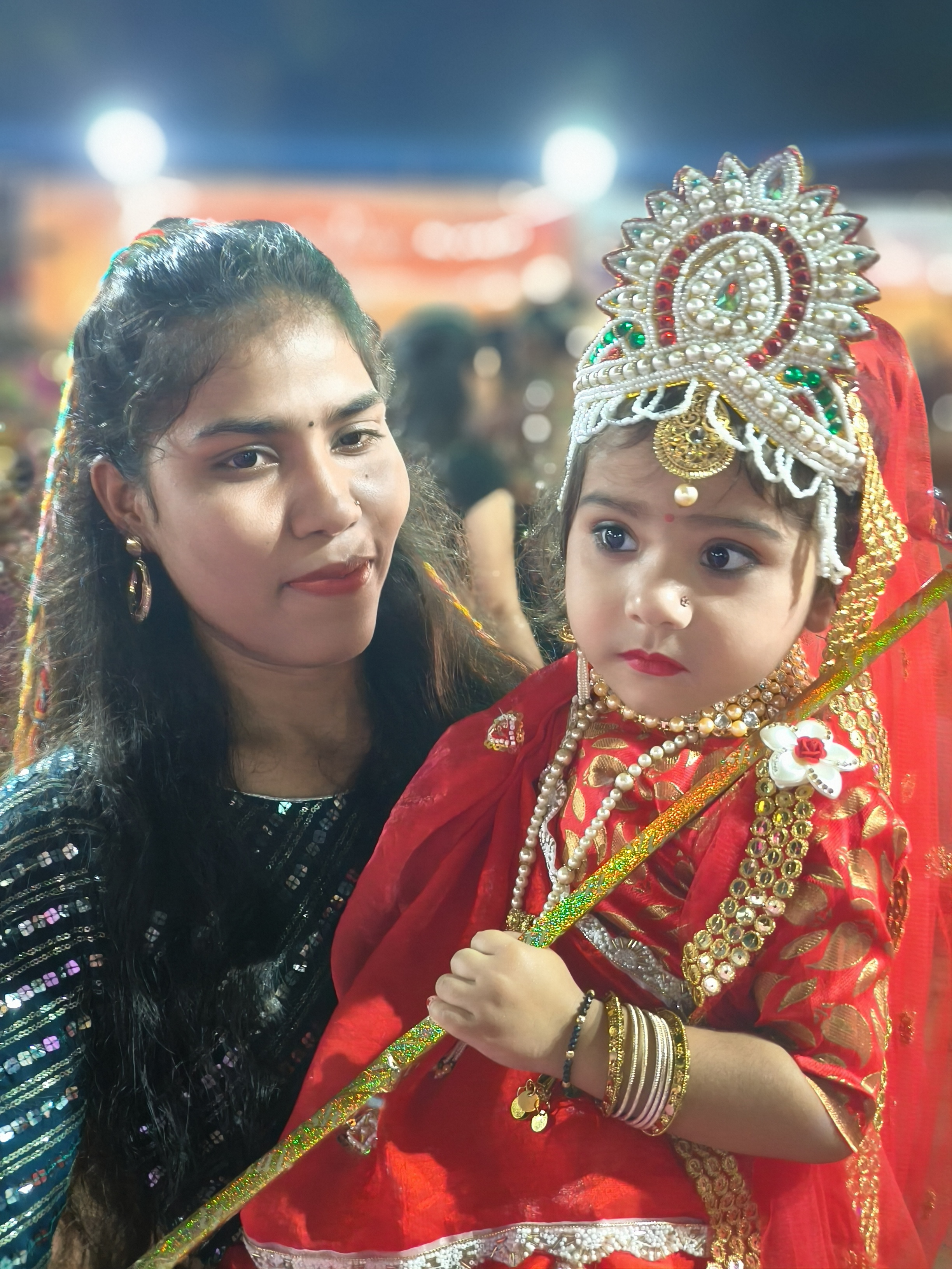 एक बच्ची माता के स्वरूप में रेडी हुई।