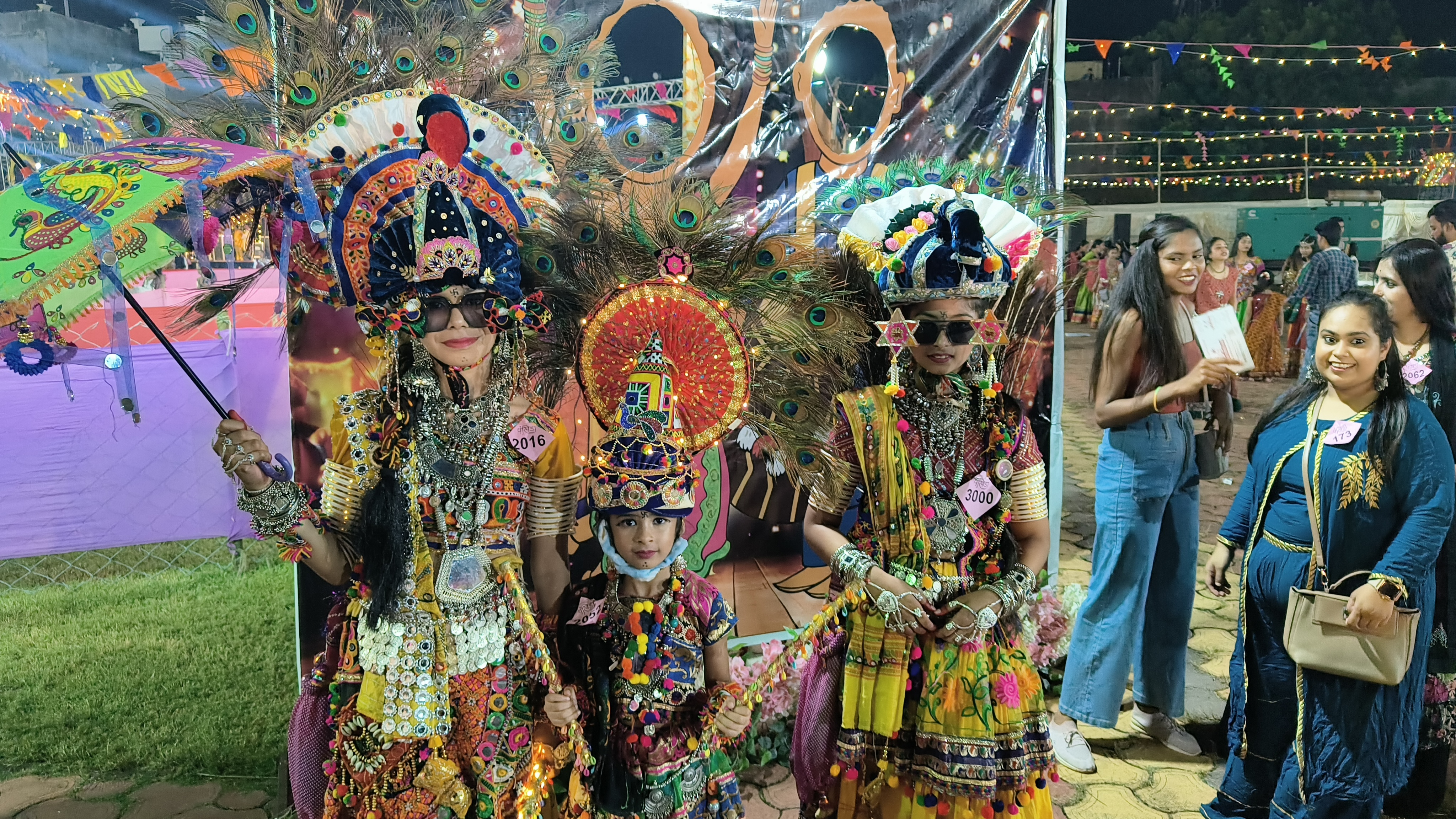 अलग तरह के ड्रेसअप में पहुंचे पार्टिसिपेंट्स।