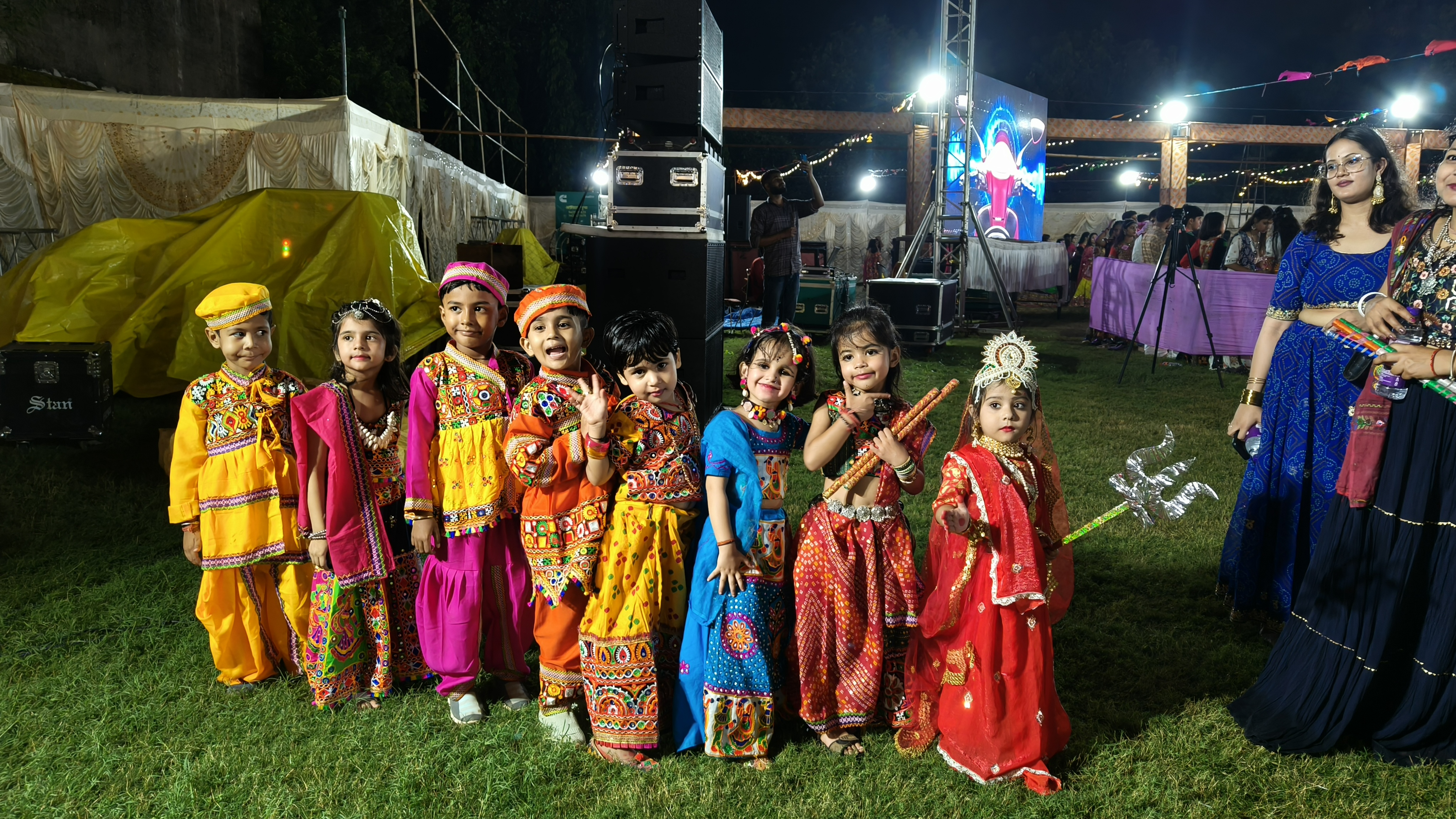 गरबे में शामिल होए आए बच्चे।
