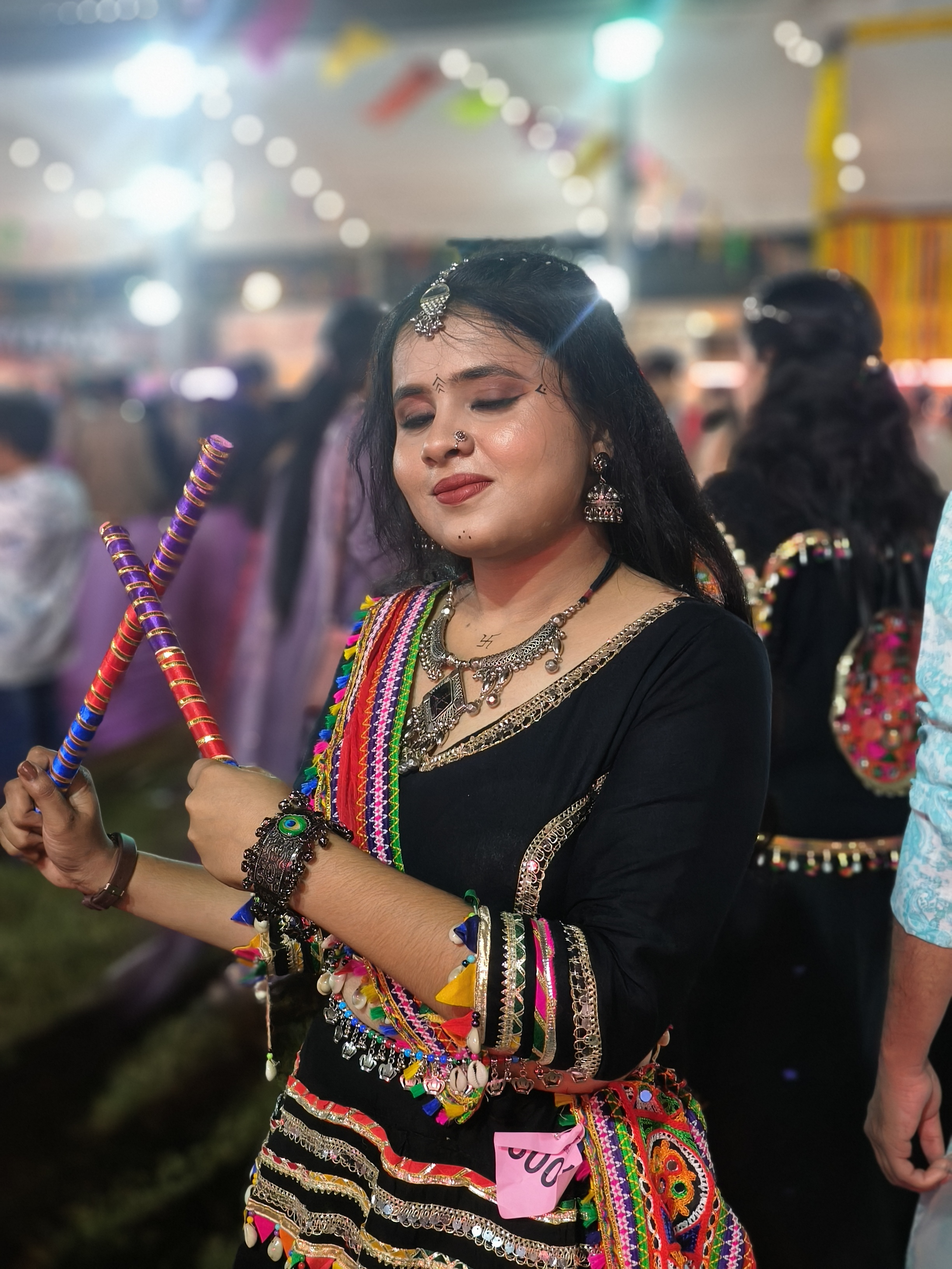 डांडिया करती हुई एक युवती