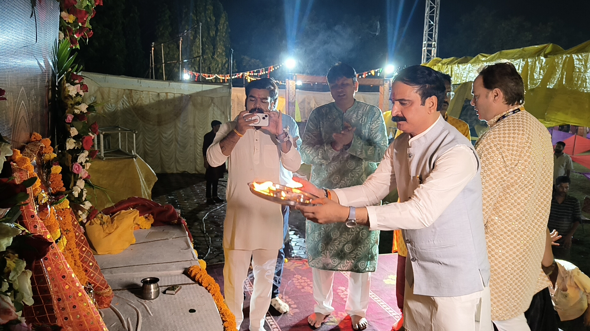 कार्यक्रम की शुरुआत में माता की आरती आकृति भाजपा जिलाध्यक्ष धर्मेंद्र सिकरवार।
