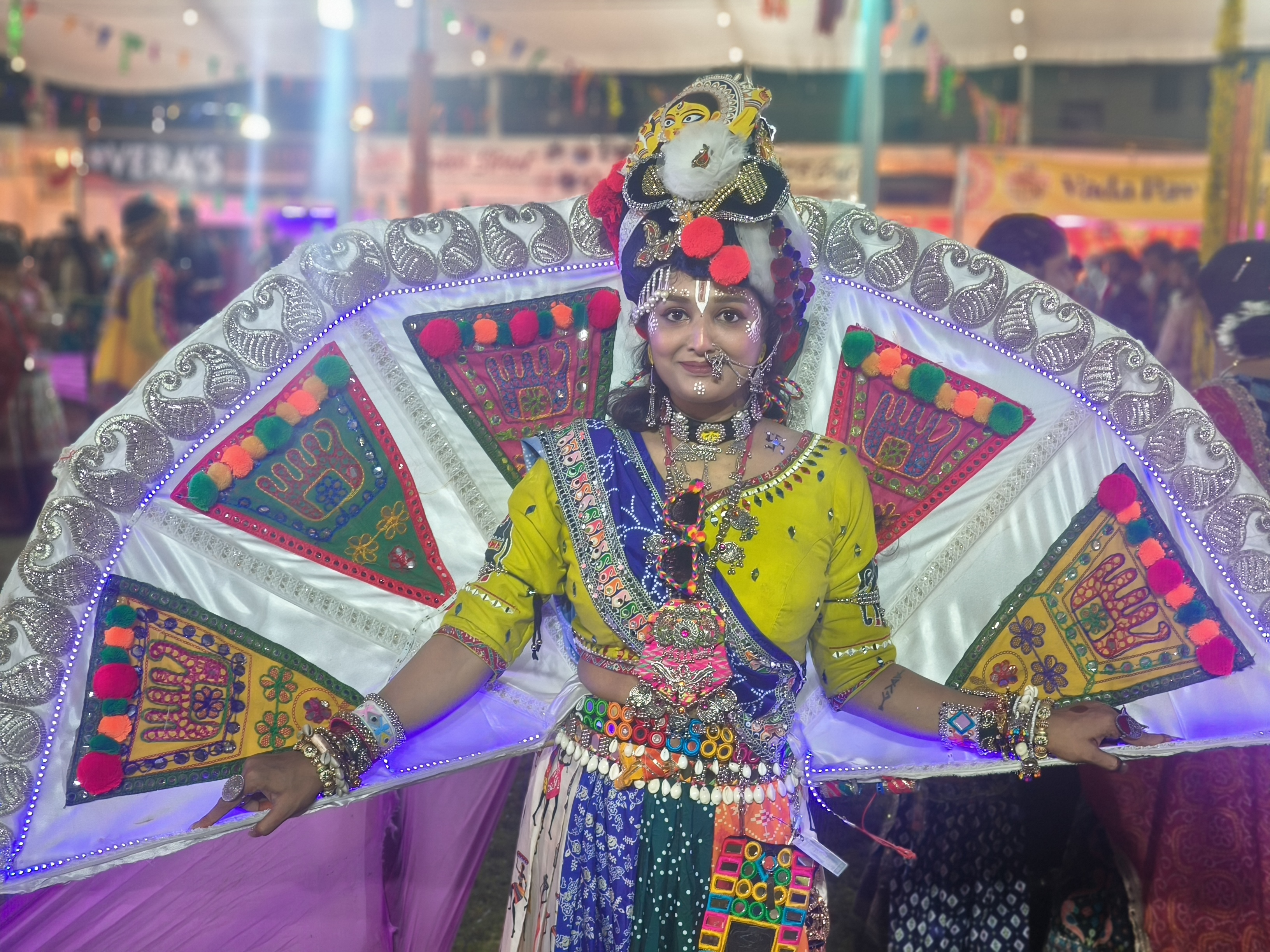 गरबे में शामिल करने पहुंची युवती।
