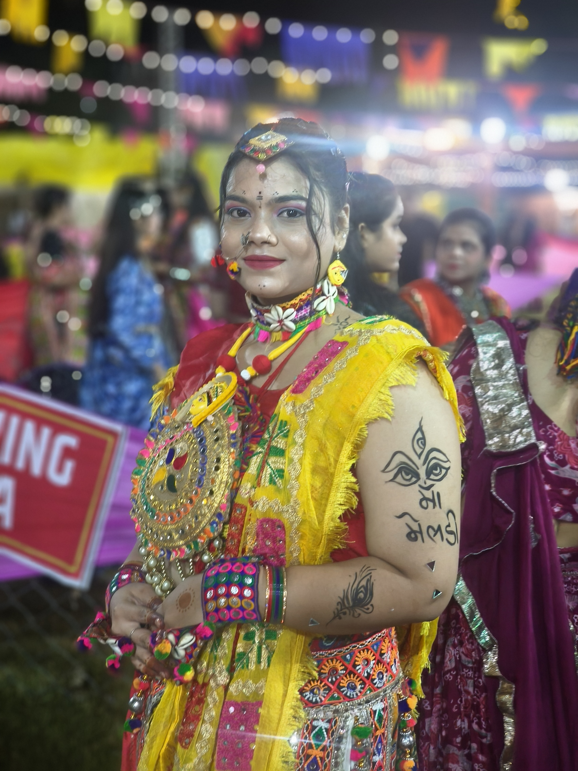 गरबे में शामिल एक युवती।