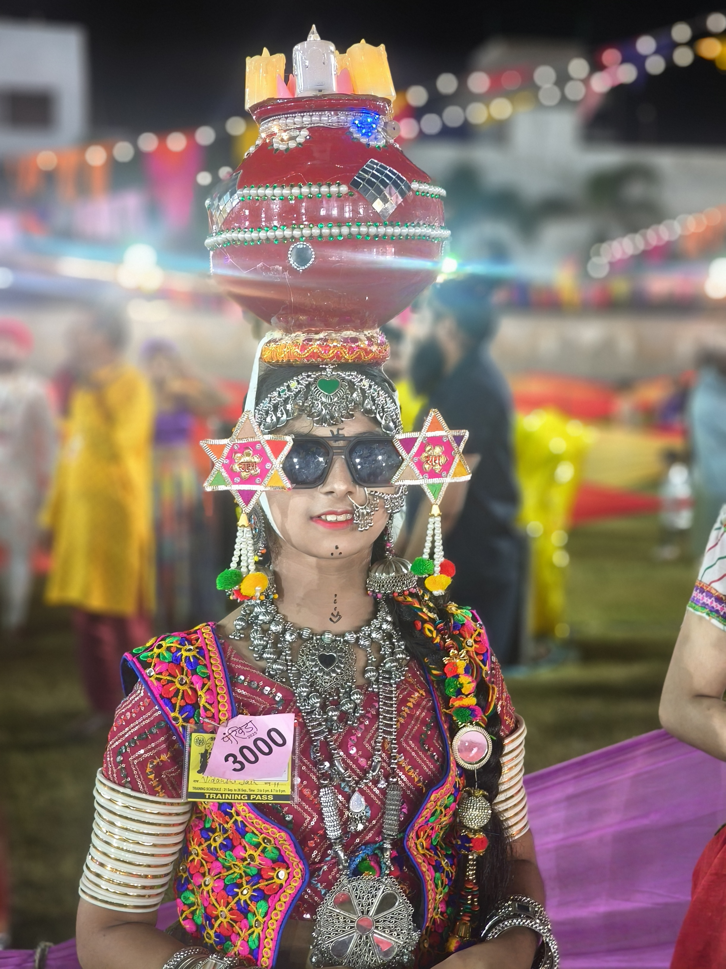 हैंड मेड ड्रेसअप पहनकर पहुंची एक युवती।