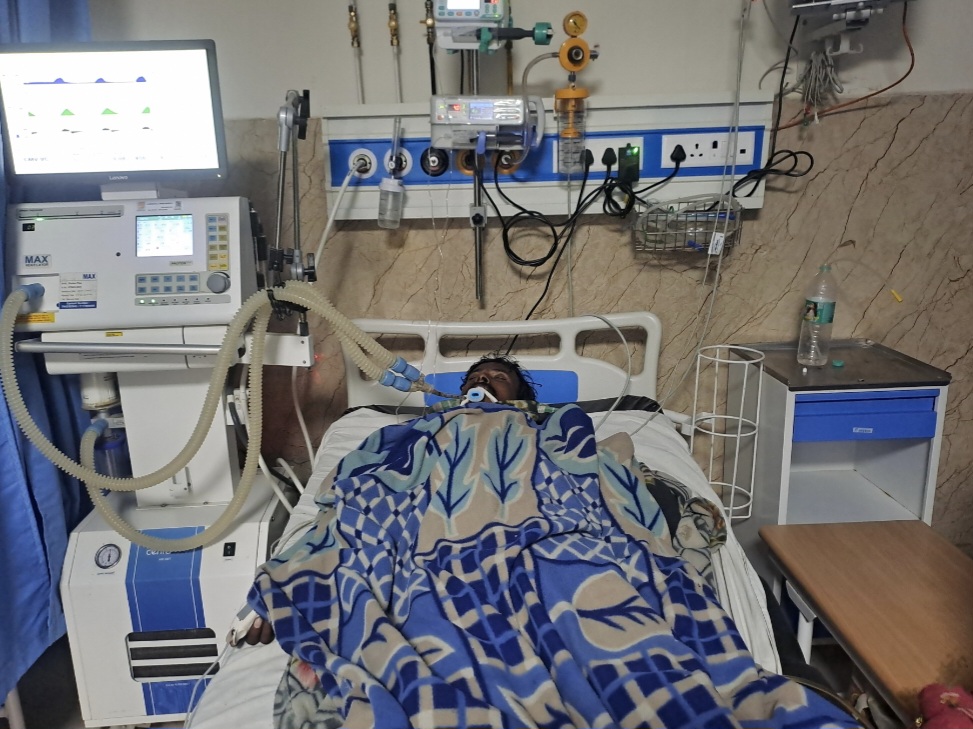 पाली के बांगड़ हॉस्पिटल में भर्ती सांप के काटने से घायल हुआ युवक।