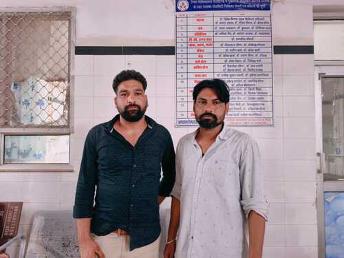 युवाओं धर्मेश भारती (राइट साइड), पवन जागा (लेफ्ट साइड) और रवि माली (फोटो में मौजूद नहीं) ने की मदद।