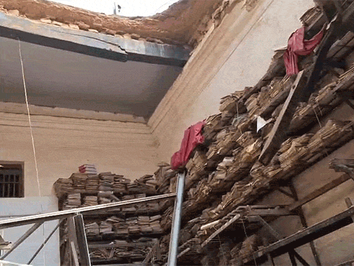 एंग्लो रिकॉर्ड रूम में लोहे के एंगल से बनी थी अलमारी, जो टूट गई है। इसी पर फाइलें रखी गई थी।