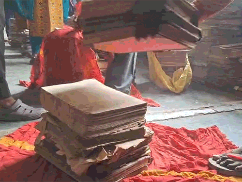 एंग्लो रिकॉर्ड रूम में कर्मचारी फाइलों को सुरक्षित कर रहे हैं। लाल कपड़े में बांधकर रख रहे हैं।