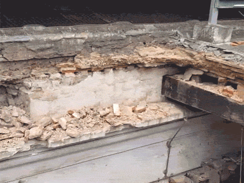 एंग्लो रिकॉर्ड रूम के छत की तस्वीर है, जो जर्जर स्थिति में हैं। मरम्मत नहीं कराने की वजह से छत गिर गई।