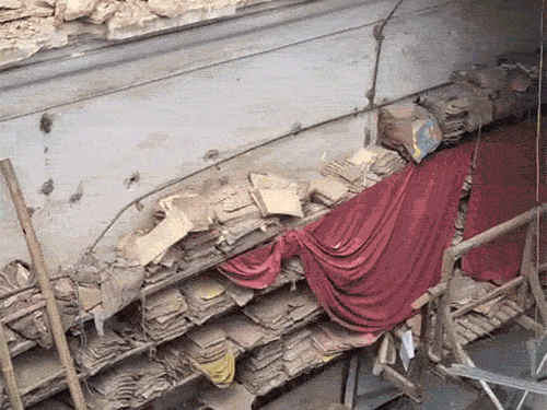 रायपुर के कलेक्ट्रेट परिसर की छत गिर गई है, जिससे फाइल इधर-उधर हो गए हैं।