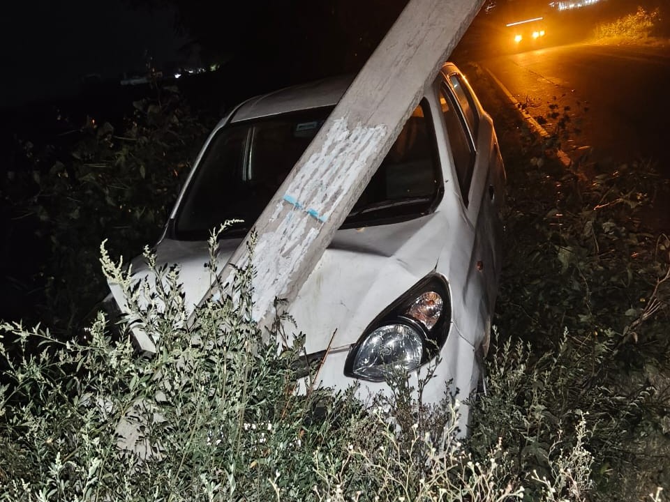 Car collides with electric pole in Sardhana