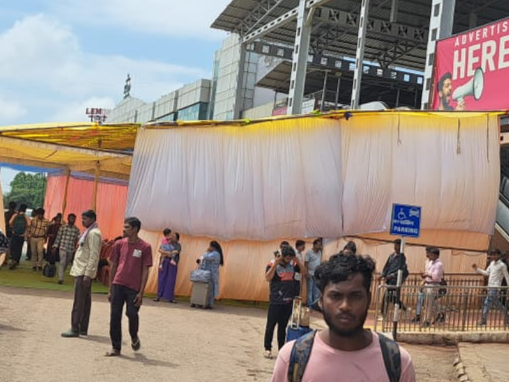 स्टेशन पर यात्रियों के लिए होल्डिंग एरिया बनाया गया है।