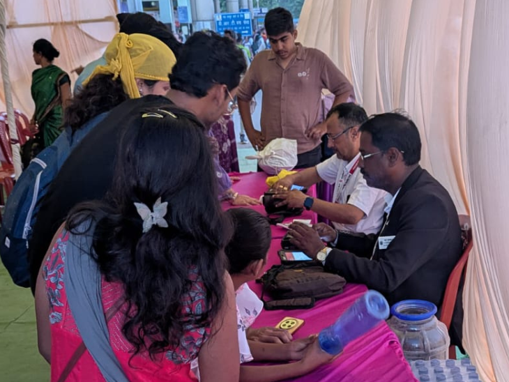 यात्रियों को मोबाइल के जरिए टिकट काटकर दी जा रही है।