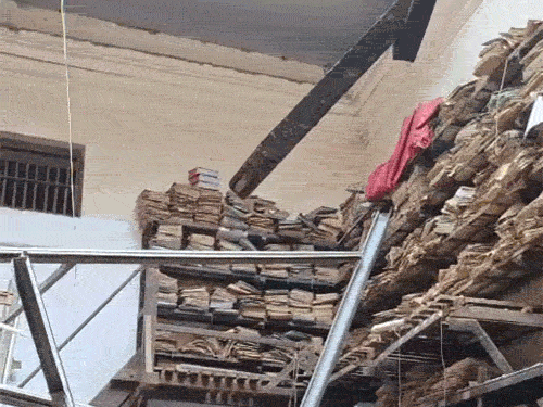 एंग्लो रिकॉर्ड रूम में बड़ी तादाद में फाइलें रखीं हुई हैं, जो इधर-उधर हो गई है।