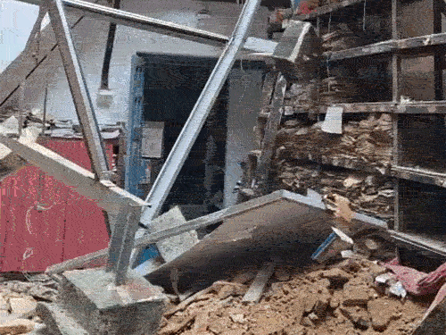 एंग्लो रिकॉर्ड रूम में हादसे के बाद कमरे में रखे गए रिकॉर्ड मलबे में दब गए हैं।